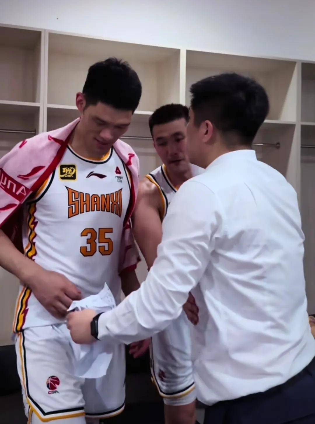 莱万多夫斯基在IG比赛中出色发挥，重返赛场引发热议！