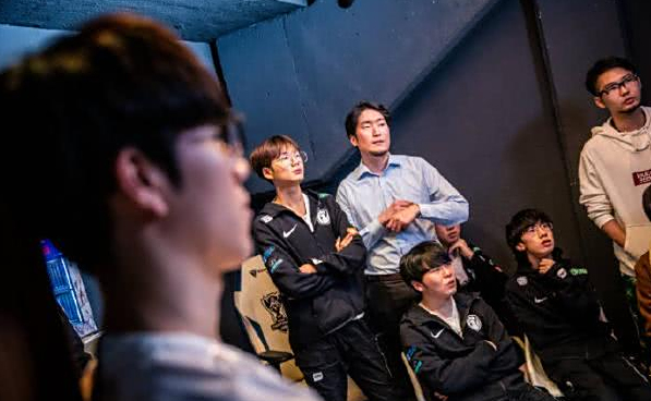 表现优异引发热议！，TheShy在澳大利亚队比赛中败北热度持续攀升(theshy战队履历)