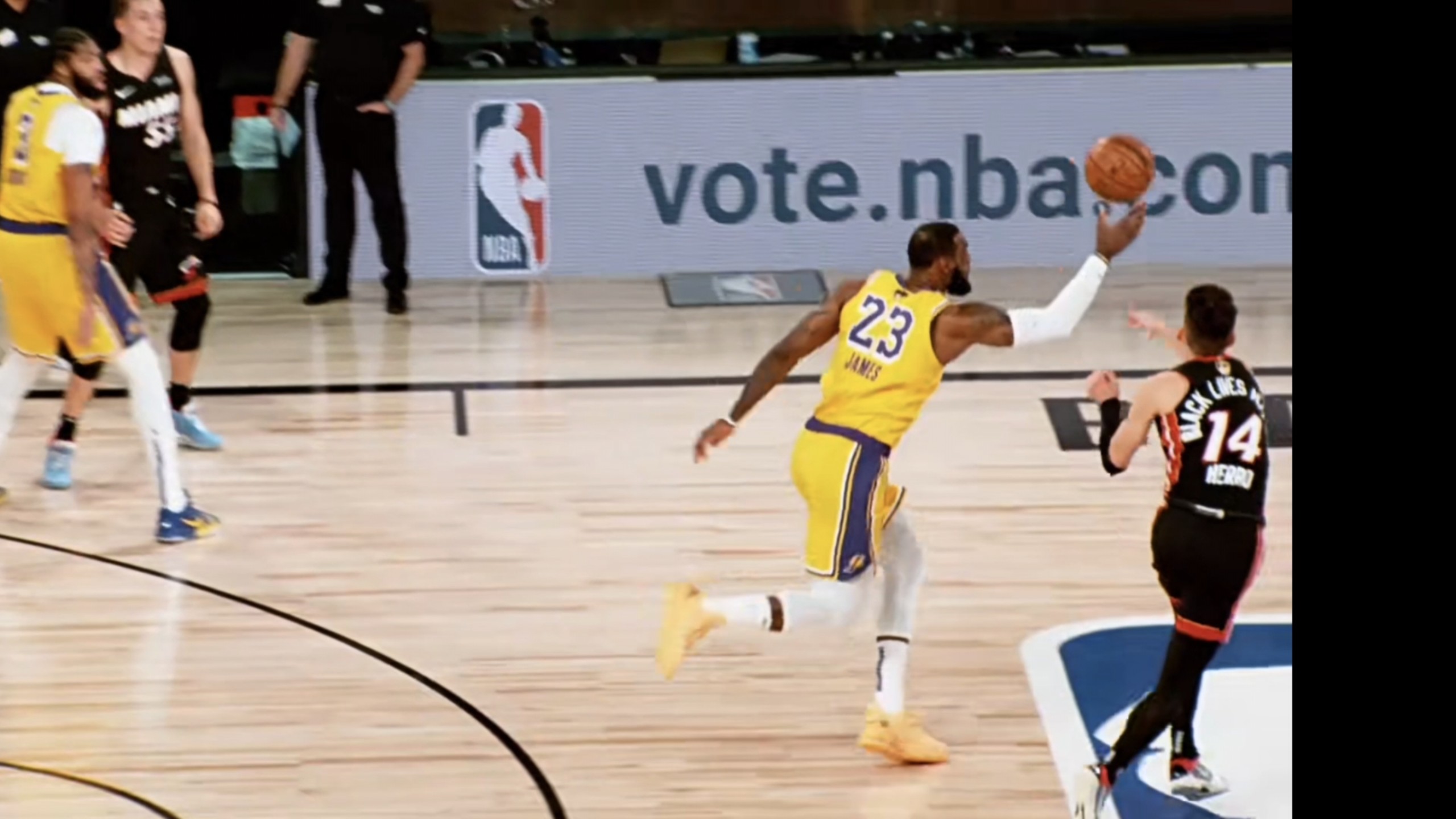 包含詹姆斯迎来十赛季高光表现,美国队球迷沸腾!的词条 包含詹姆斯迎来十赛季高光表现,美国队球迷沸腾!的词条